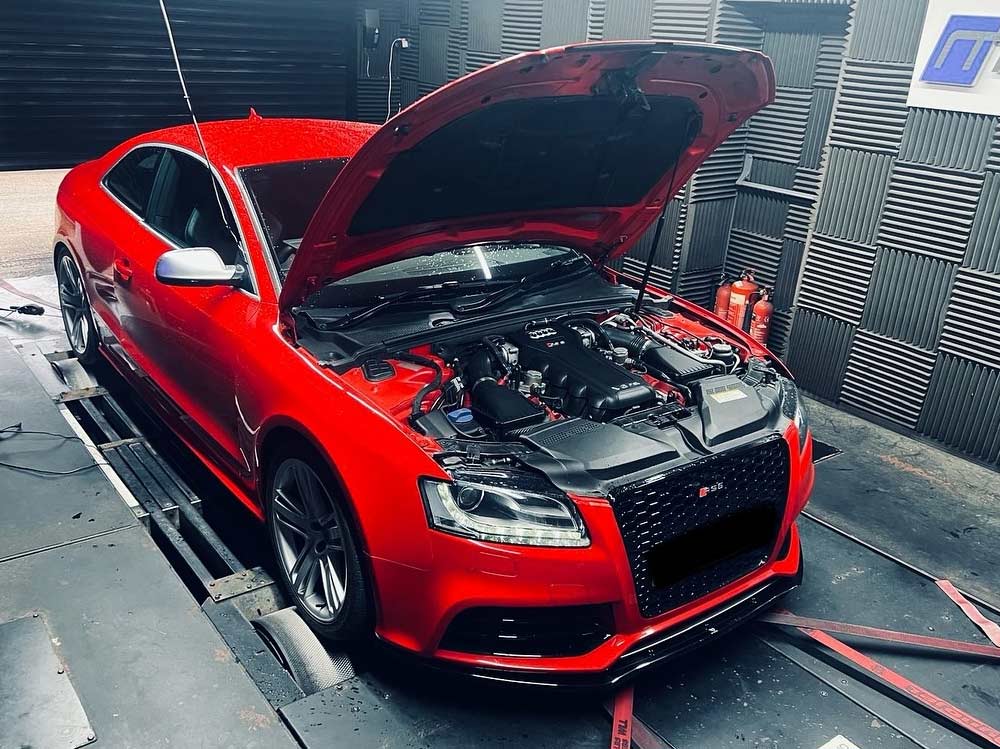 Audi-RS5-B8-on-the-dyno-being-remapped